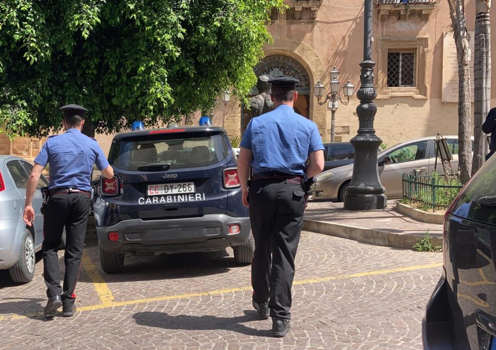 I Carabinieri davanti il Comune di Agrigento